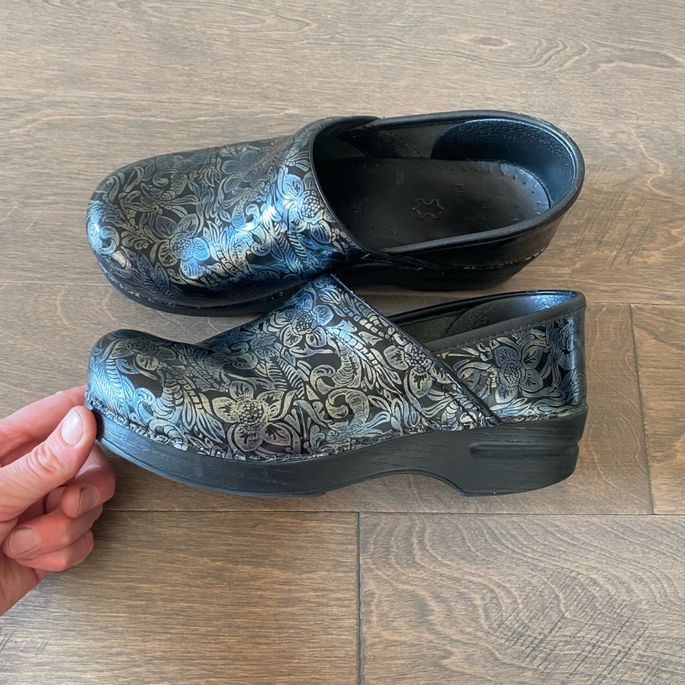 Dansko tooled embrossed floral black blue metallic professional woman’s … - Picture 4 of 12
